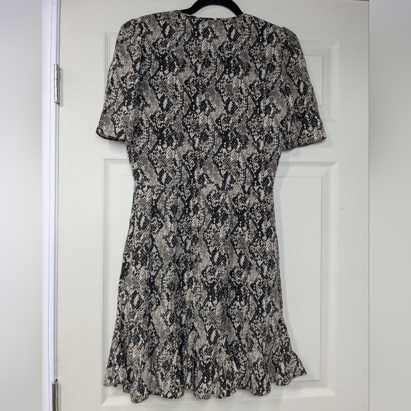 VERONICA BEARD Ried Short Sleeve VNeck Ruffle Hem Silk Dress Sz 6 Snake Print - Picture 5 of 11